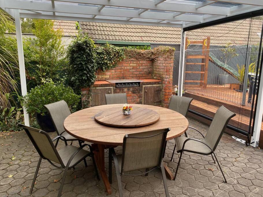Superb Studio Retreat With Spa, Pool & Bbq Access Whanganui Esterno foto