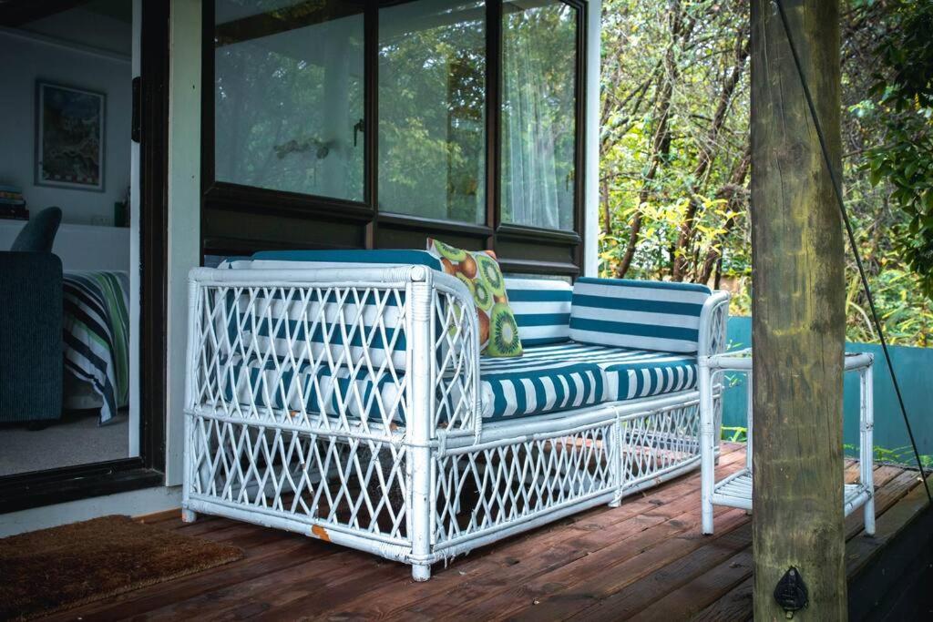 Superb Studio Retreat With Spa, Pool & Bbq Access Whanganui Esterno foto
