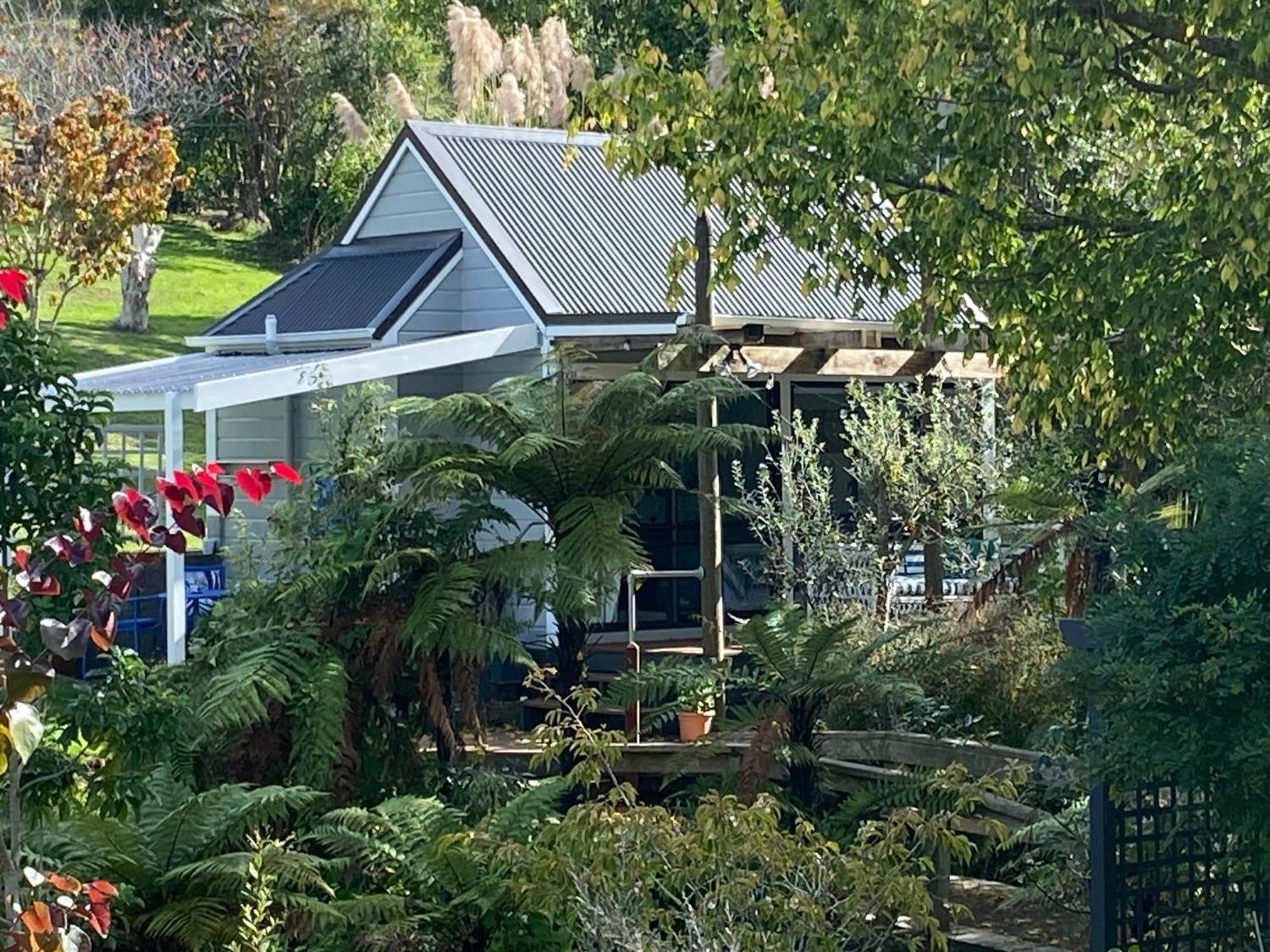Superb Studio Retreat With Spa, Pool & Bbq Access Whanganui Esterno foto